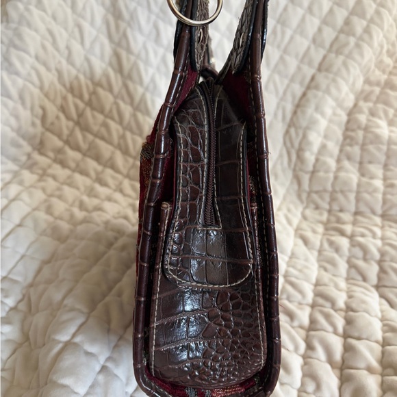 Elegant Floral Tapestry Bag with Brown Accents - Picture 8 of 10